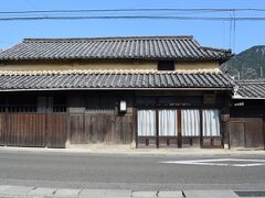 迷路のまち近くにある元屋商店。

店構えが立派。
閉まっていましたが、小豆島で一番古い醤油蔵。