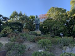 【西郷隆盛銅像】

鹿児島県民にとっては永遠の「英雄」軍服姿の西郷さんの凛々しいお姿。
高いところからいつまでも薩摩を、日本を見守っていてくれているようです。
