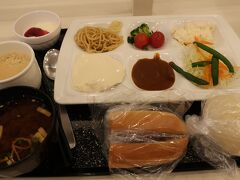 (写真) 6:34  ジャストインプレミアム無料朝食
写真中下のカレー入と思ったドッグみたいなパンは、小倉ドッグ。パンの上に皿に載っているのはカレー。左横は手作り豆腐。

朝食は6:30開始なので一番で入ったつもりが、既に開いていた。ユッタリとは言い難いがパーテーションもされ、一席開けて座れたので感染対策は充分。又、バフェの料理を取り分けるのにポリ手袋着用が必須でした。