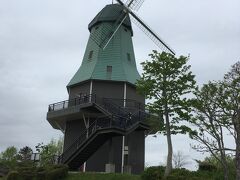 オランダ型の風車です。
途中の階段には数人の方が見えます。
時間があれば登りたかったですね。