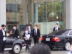 17:00になったので再開した平和記念資料館へ向かうと人だかりが！周りにいる人の話に耳を傾けると岸田総理とアメリカの駐在大使が訪問していようだ。どうりで警備が厳しかったはずだ！
総理の出待ちの人々がたくさんいるかのように思えるが、ほとんどの人は17:00の再開を待つ人々であり、そんな国民に軽く挨拶をして総理は車に乗り込み一瞬で去っていくのであった