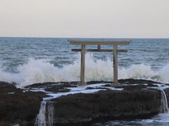 御祭神が降臨された地に「神磯の鳥居」が建っています。
神聖な場所として力強さを感じますね。