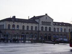 テュービンゲンの観光は、中央駅（Tubingen Hbf）から始まります。
旧市街には観光バスを停められる場所が無いため、
駅前ロータリーで下車しました。
鉄道駅から始まるなんて、なんだか嬉しいです。
