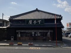 江戸末期の染物屋の建物がしっかり残っています。

街の休憩所と売店を兼ねた形で開館しています。