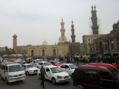 車の間を人が平然と歩いている