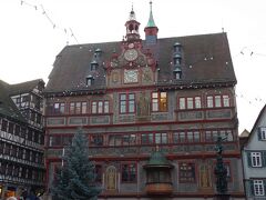 マルクト広場には、市庁舎（Rathaus）があります。
市庁舎は1435年に3階建てで建てられ、1508年に4階が追加され、
1511年にヨハネスシュテフラー製作の天文時計が設置されました。
市庁舎の正面は、1877年に大学400周年を迎えて
現在のように美しい外観になりました。1960年代の再建計画に
市民の反対がなかったら、これらは失われていたそうです。
1989年に大規模なファサードの修復が行われ、
2016年にも修復されました。
1階にはアレマンのハーフティンバー様式の大会議室があり、
2階には、16世紀のグリザイユが置かれた古い応接室があります。
歴史的な裁判所ホールは3階にあります。
1496年に建てられ、後にオフィスに改修されました。
部屋は2012年から2015年までの改修工事中に復元されました。
新しい壁画は、オフィスの壁が取り壊された時に見つかった
1920年代のものを再構築したものです。
