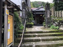 山麓の大山ケーブルバス停からケーブルカーの駅の間は『こま参道』と呼ばれていて、長い石段が続きます。

石段を上る前に少し早めに昼食を摂ることにしました。

石段の入口から少し上がったところにある『和仲荘』さんに来店しました。

大山名物の豆腐料理の発祥のお店だそうです。

入口の看板に書かれていた「ご予約なしでも、お一人様からご利用できます」というフレーズに誘われました。