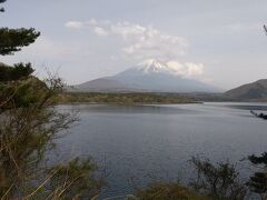 会場近くの本栖湖へ。あいにくのどんより空になってきました。