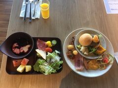 朝食はクラブラウンジでもできますが
ブッフェレストラン「QWACHI」を選択しました。

「クワッチー」は沖縄の方言で「ご馳走」だそうです。
生搾りオレンジジュース・バーガーが美味しかったです。
種類も多くお勧めです。