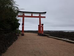 鳥居をくぐると青島神社です。