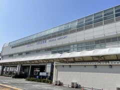 大阪伊丹空港へは1時間程で到着。大阪市内へ行くモノレールです。私達はレンタカーを借りました。伊丹空港を選んだのは平等院と和束町に寄るためです。