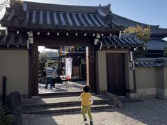 飛鳥寺までは興福寺から1時間程かかりました。四時過ぎてましたが以外と沢山の人が訪れてます。