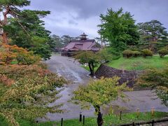 階段を降りるときに振り返ると復元された箱館奉行所が目に入りました。五稜郭タワーから見下ろすと中心部にあるので目立ちますが、こうやって見ると割と目立たない雰囲気でした。五稜郭の敷地も広いですよね。目の前だと結構大きく感じましたけど他に建物がないので遠くに小さく見えました。