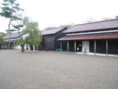 箱館奉行所を出ても土砂降りです。ちょうどこの時間が一番ひどい雨の時期でしたね。ヤフーマップで見ても函館周辺真っ赤でした。
箱館奉行所の正面には建築物が三棟並んでいて右側二つは復元建築物です。休憩所とお土産売り場を兼ねている建物と管理事務所として利用されている建物になっていました。