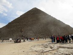 クフ王のピラミッドへ向かいます。