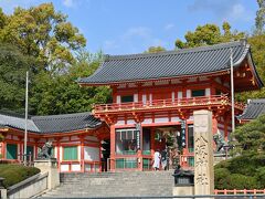 煌びやかな都をどりを楽しんだ後は、歩いて八坂神社へ。