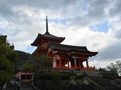 坂道を歩いて汗をかいた所で、やっと清水寺に到着。