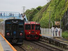 左の列車で大草駅へ到着