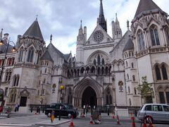 王立裁判所 (Royal Courts of Justice)
1882年に建てられたビクトリア様式のゴシック建築です。
