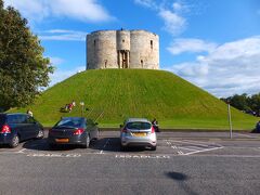 ヨーク城  (Clifford's Tower)、外壁しか残っていません。
13世紀に木造の砦をヘンリー3世が石で再建したものです。