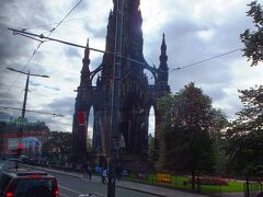 スコット記念塔 (Scott Monument)
スコットランドを代表する詩人・作家のサー・ウォルター・スコットの功績を称えるビクトリア朝ゴシック様式の記念碑です