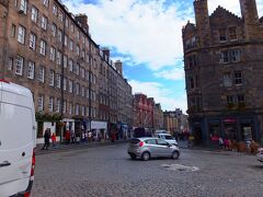 ロイヤルマイル (The Royal Mile)
エディンバラ城からホリールードハウス宮殿まで約1マイルの道です。