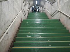 黒部ダム駅に着いたら、220段の階段を上って、黒部ダム展望台へ。
この階段なかなかしんどくて、空気が薄いからかなーって思ったけど、標高1470mだし、ただの運動不足みたい。