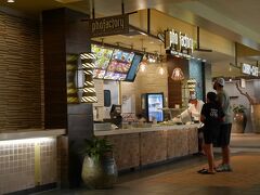 ワイキキに到着。
ホテルに荷物を預けて、最初のランチはいつものロイヤルハワイアンセンター・フードコートの「Pho factory」