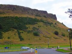 ホリルード・パーク (Holyrood Park)
ホテルへ戻って来ましたが、ミリタリータトゥまで時間があるので近くを散歩します。今日の朝、エディンバラ市街を一望した見晴らしの良い丘です。