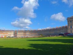 ザ ロイヤル クレセント(The Royal Crescent)
三日月型に配置された30戸のテラスハウスで、1767年から1774年に建てられました。長さ約150mで1階に114本のイオニアの柱があるジョージ王朝建築です。

