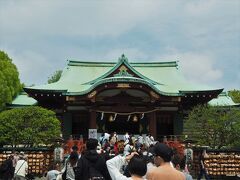 ひとまず亀戸天神社を参拝。お祭神は天満大自在天神（菅原道真）。寛文2年（1662）九州大宰府天満宮の神職が、飛梅の木で菅原道真の像を作り、祀ったのが創建と言われています。