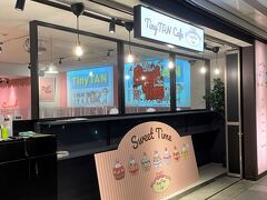 東京・表参道『表参道ヒルズ』B3F【BOX cafe&space】表参道店
【TinyTAN CAFE】

2022年4月21日にオープンしたBTSのカフェ【タイニータンカフェ】
表参道の写真。

BTSのキャラクター「TinyTAN」をテーマにしたカフェ
「TinyTAN CAFE」が東京・横浜・大阪・名古屋・宮城の5都市
9会場にて期間限定オープンいたします！

 「TinyTANをイメージした7種のセレクトケーキ」をメインにした
デザートや彩りもおしゃれなフードメニュー、カフェにぴったりの
甘いドリンク等をご用意いたします。

また、今回の「TinyTAN CAFE」オリジナルアイテムや特典なども
展開いたします。

好きなケーキをチョイスする楽しさや、
写真映え間違いなしのメニューの数々を味わいながら
甘くて可愛い特別な時間を、ぜひお楽しみください！

https://tinytan-cafe.jp/