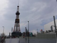 札幌テレビ塔に着いたのが
8:00頃。

下道で2時間ちょっと掛かりました。
高速道路なら1時間半位。

札幌の入り口には1時間程で、
到着できます。
札幌に入ると、信号も、車も増えるので
まあまあ時間が掛かります。