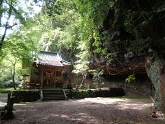 小さな神社ですが、山の岩肌のすぐ下に建てられており、尋常ではない空気感。なんでもパワースポットとして有名らしいのですが、それも理解できるような気がします。
