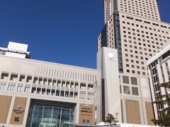 振り返るとJRタワー。
なぜにこれを建てるときに新幹線のホームのこと考えなかったのか？
新幹線があと１０年足らずで札幌に来るのですが、ホームを作る場所がなくて現在の札幌駅の東に大きくずれてしまうとか。