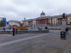 ナショナル・ギャラリー (The National Gallery)
左端に青いおんどり、右端に国王ジョージ４世像が見えます。
