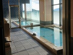 ホテルの10階には展望風呂。内風呂とその向こうは露天風呂です。