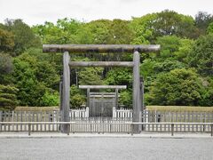 神武天皇陵の拝所。

実はこの数日後に、秋篠宮様が皇嗣の報告にここ、神武天皇陵に参拝されたのでした。