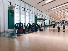 那覇空港に着くと、修学旅行生が沢山いました
大きなチンアナゴのぬいぐるみを抱えている子も
（飛行機内で枕にする気だなと思った私）