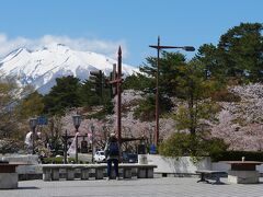 弘前観光の拠点、弘前市立観光館にまず寄ります。
この前から見る岩木山がきれいです。
天気も良くなって青空になってきました。