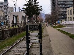 北海道最古の鉄路「手宮線」跡。
今は線路の一部を残し、散策路になってます。

