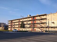 ジグザグに行ったり来たりしてますが、また小樽運河にやってきました。
まぁ、本日のメインイベント、その２までの時間つぶしなのですが…。

「北海製缶第３倉庫」。
損傷が激しいことから解体が危ぶまれてましたが、どうにか危機を免れ、市が補修して管理していくことになりました。
ここは小林多喜二の小説にも登場しているところで、小樽運河のシンボルともいえるのでね。