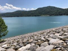 東川と美瑛の境に位置する忠別湖は、平成19年に完成した忠別ダムが忠別川を堰き止め生まれた湖。
旭川市に水道用水を供給し、発電も行っている。
