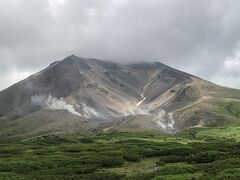 正面には大雪山の主峰、旭岳。