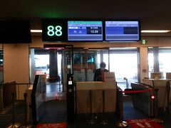 　羽田空港第1ターミナル　88番スポットです。掲示板には　JL233便　岡山行き　
10時25分発とあった。この便に搭乗します。