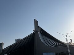 荷物をホテルに預けて、早速アイスショーの会場に向かいました。sequence MIYASIHITA PARKから歩いて10分程度で到着しました。イベント用に便利！