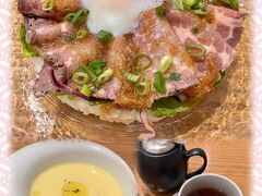 ランチは日比谷シャンテのキハチカフェで、お気に入りのローストビーフごはんを☆.。.:*・゜

到着時はタイミング悪くちょうど満席でしたが、１０分くらいで席に案内してもらえました！

スープとドリンクをセットにしてトータル２５９６円。

ここのごはんはヨーグルトベースの酢飯になっていて、しっとりしてるのが特徴です。

昨日のHUBとは手の込みようが違う、というところでしょうか(*´艸`*)