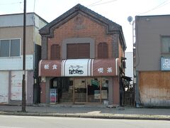 学生の頃ですが、何度か珈琲を飲みに来た喫茶店「パーラーたちかわ」は銘店、

懐かしい珈琲をいただきたくてドアを観れば定休日…、遥々来たのに残念。

でも良かったです！、ご主人・奥様は御健在であると言うことですから。