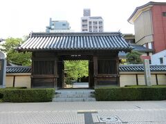一の鳥居の向かい側にあるのが東長寺。信号を渡りました。

入口はこじんまりしています。東長寺は空海（弘法大師）が日本で最初に創建したお寺だそう。誰も参拝している方はいませんでした。
