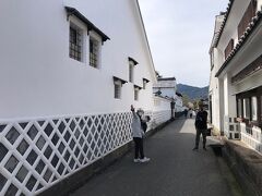 それから萩の城下町を散策。この街も初めての訪問ですが、古い街並みが想像以上に残ってる。江戸時代のまんまじゃん。